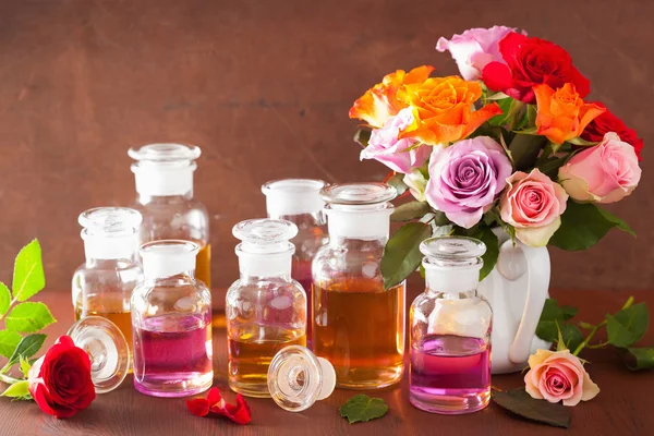 Αιθέριο έλαιο και ροδαλά λουλούδια αρωματοθεραπεία spa αρωματοποιία — Φωτογραφία Αρχείου