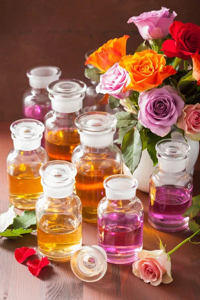 Eterisk olja och rosa blommor aromaterapi spa parfymer — Stockfoto