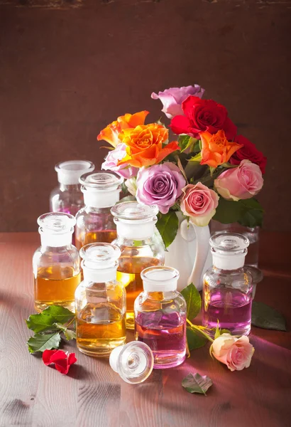 Etherische olie en roze bloemen aromatherapie spa-parfumerie — Stockfoto