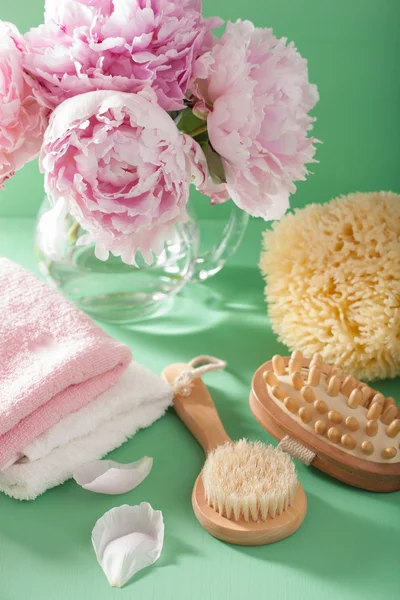 Bad- en spa met peony bloemen borstel spons handdoeken — Stockfoto