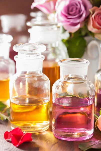 Etherische olie en roze bloemen aromatherapie spa-parfumerie — Stockfoto
