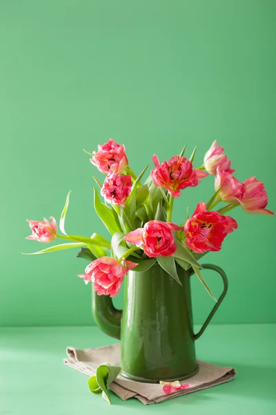 グリーン ポットで美しいピンクのチューリップの花ブーケ — ストック写真