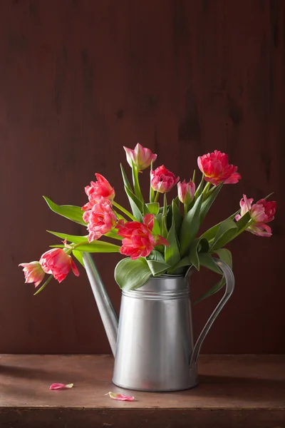 Lindo buquê de flores de tulipa rosa em regar pode — Fotografia de Stock