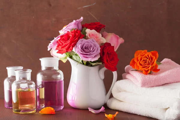 Aceite esencial y flores de rosas aromaterapia spa perfumería —  Fotos de Stock