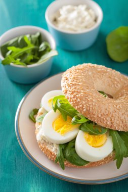 simit yumurta krem peynir roka ile kahvaltı sandviç