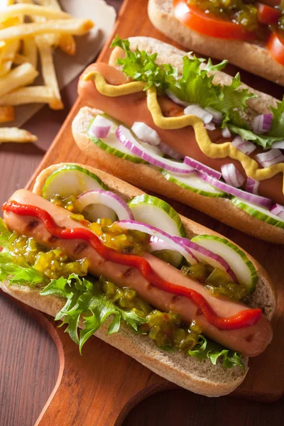 Гарячі собаки з овочами кетчуп гірчиця — стокове фото