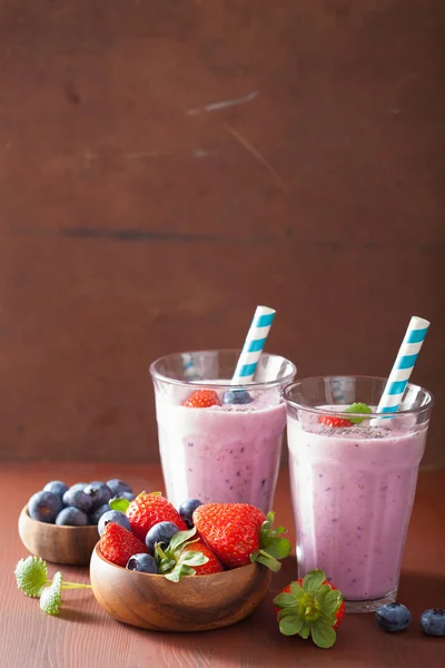 Chia tohum ile sağlıklı çilek blueberry smoothie — Stok fotoğraf