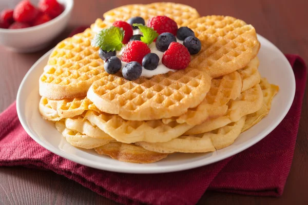 Waffles with creme fraiche and berries for breakfast — Stock Photo, Image