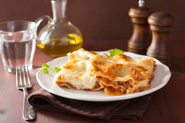 Hemlagad italiensk lasagne på tallrik — Stockfoto