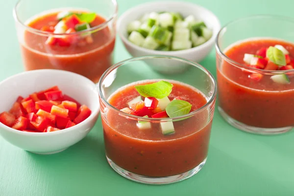 Sopa de tomate gazpacho frío en vasos — Foto de Stock