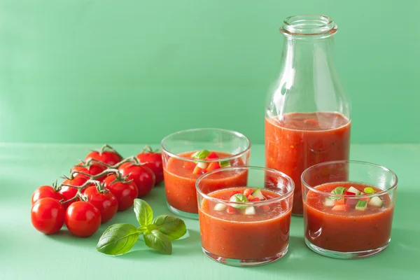 Soupe froide de tomate gaspacho dans des verres — Photo