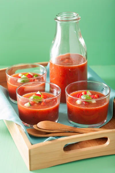 Sopa de tomate gazpacho frío en vasos — Foto de Stock