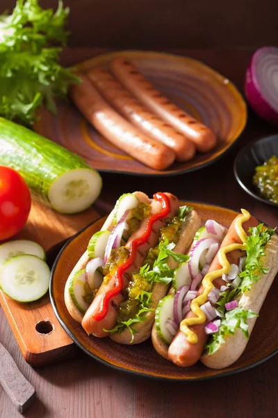 Cottura hot dog alla griglia con senape al ketchup di verdure — Foto Stock