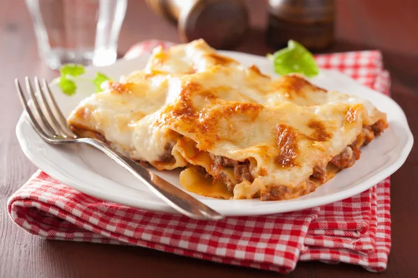 Hemlagad italiensk lasagne på tallrik — Stockfoto