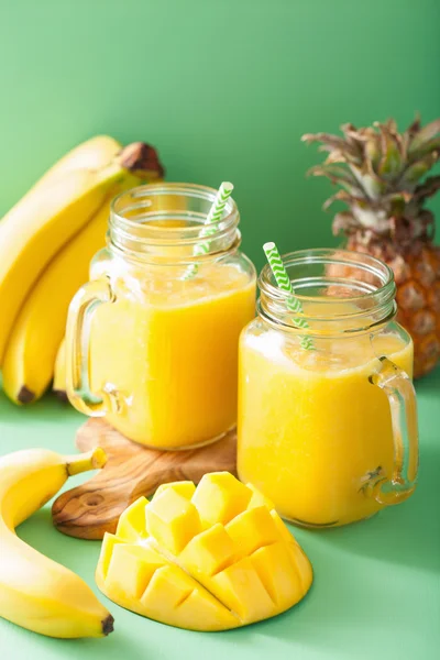 Healthy mango pineapple smoothie in mason jars — Stock Photo, Image