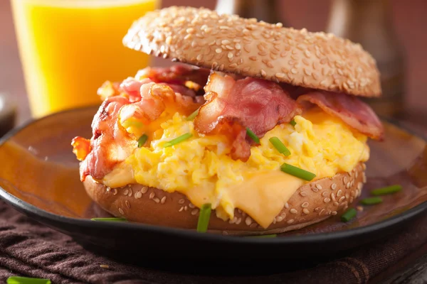 Ontbijt Broodje op bagel met ei bacon kaas — Stockfoto