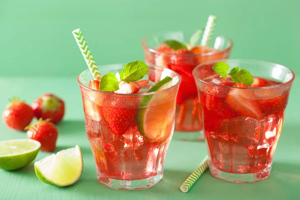 Sommer-Erdbeer-Limonade mit Limette und Minze — Stockfoto