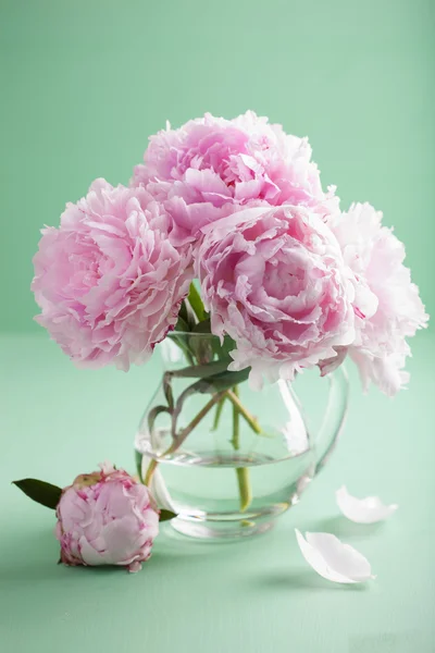 Hermoso ramo de flores de peonía rosa en jarrón — Foto de Stock