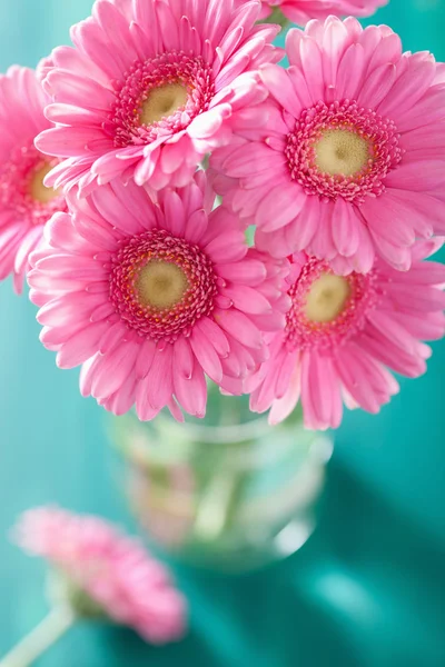 Belo buquê de flores de gerbera rosa em vaso — Fotografia de Stock