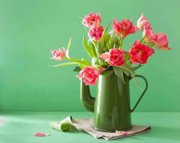 Όμορφο ροζ tulip μπουκέτο λουλούδια σε λαχανί γλαστράκι — Φωτογραφία Αρχείου