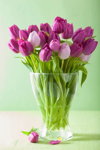 美しい紫のチューリップの花瓶の花束の花 — ストック写真
