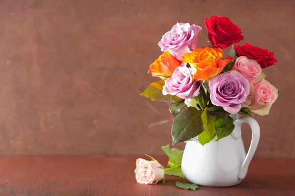 Bellissimo bouquet di fiori di rosa colorati in vaso — Foto Stock
