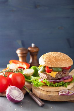 ev yapımı peynir burger biber domates soğan ile