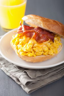 simit yumurta pastırma peynirli sandviç Kahvaltı