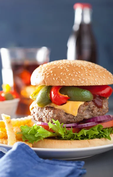 Házi sajt burger a paprika-paradicsom-hagyma — Stock Fotó