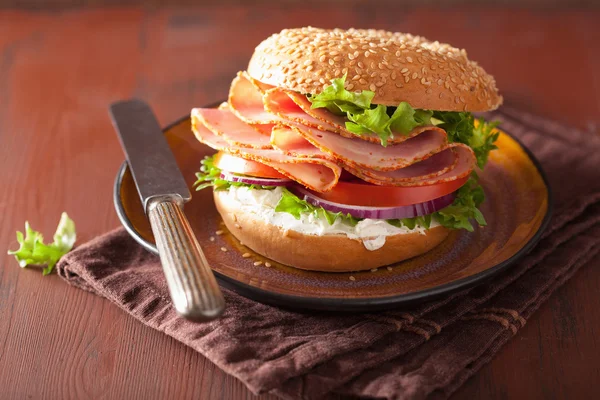 Sonkás szendvics, a paradicsomos-hagymás krémsajt bagel — Stock Fotó