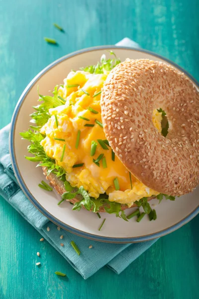 Reggeli szendvics a bagel tojás sajt saláta — Stock Fotó