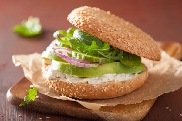 Avocado-Sandwich auf Bagel mit Frischkäse Zwiebelgurke Rucola — Stockfoto