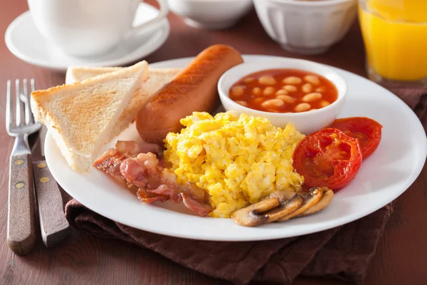 Petit déjeuner anglais complet avec œufs brouillés, bacon, saucisse, haricot — Photo