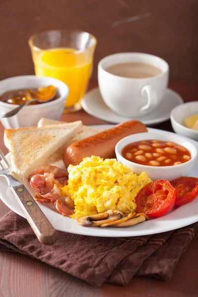 Rántotta, szalonna, kolbász, bab, teljes angol reggeli — Stock Fotó
