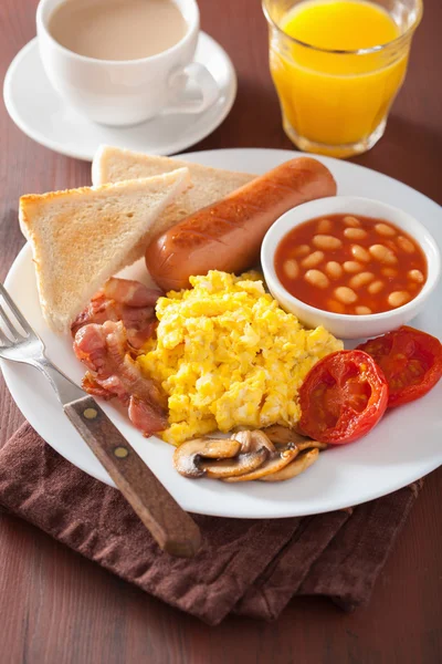 Pequeno-almoço inglês completo com ovos mexidos, bacon, salsicha, feijão — Fotografia de Stock