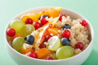 meyve ile sağlıklı kahvaltı quinoa berry nektarin yaban mersini g