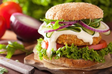 Salatalık soğan domates sebze havuç ve yulaf burger