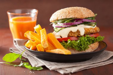 Salatalık soğan domates sebze havuç ve yulaf burger