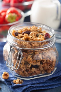 Cam Kavanoz ve çilek sağlıklı ev yapımı granola