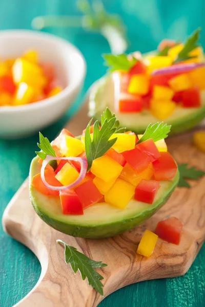 Aguacates rellenos con ensalada de pimiento de tomate —  Fotos de Stock