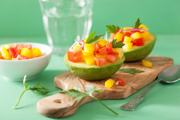 Aguacates rellenos con ensalada de pimiento de tomate — Foto de Stock