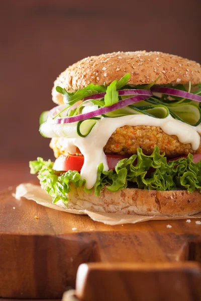 Veggie carrot and oats burger with cucumber onion tomato — Stock Photo, Image