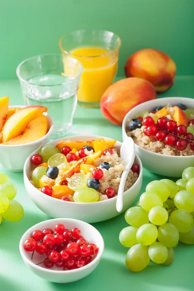 Gesundes Frühstück Quinoa mit Früchten Beere Nektarine Blaubeere g — Stockfoto