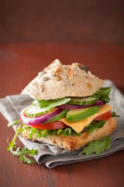 domates avokado peynirli sandviç salatalık soğan ile