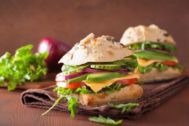 domates avokado peynirli sandviç salatalık soğan ile