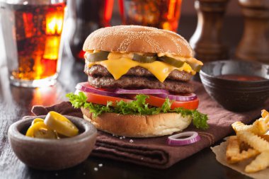 Çift peynirli burger jalapeno domates soğan ile