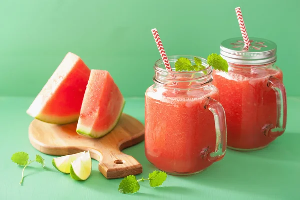 Wassermelonen-Limetten-Smoothie in Einmachgläsern — Stockfoto