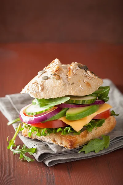 domates avokado peynirli sandviç salatalık soğan ile