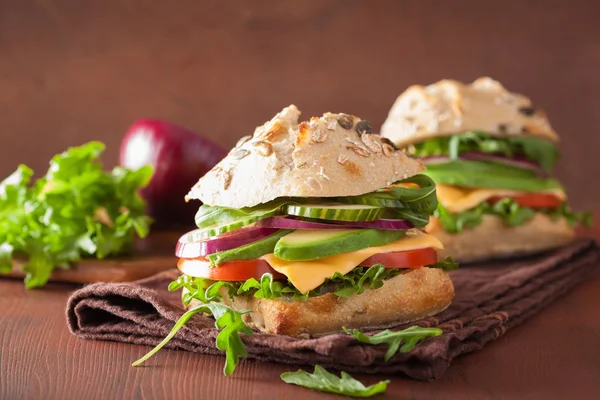 domates avokado peynirli sandviç salatalık soğan ile