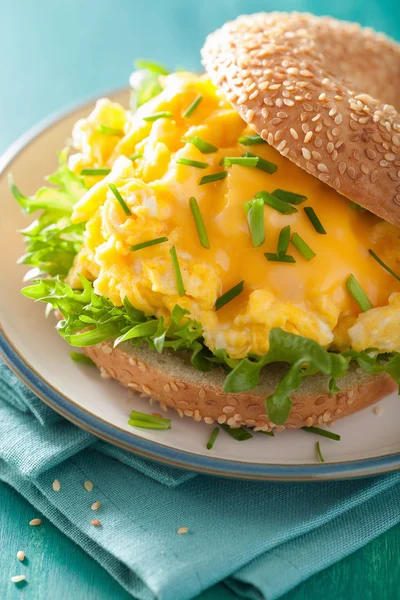 Sandwich petit déjeuner sur bagel avec laitue au fromage aux œufs — Photo